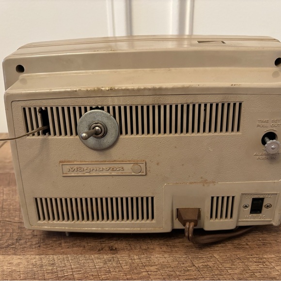 Vintage Magnavox AM Clock Radio Tube MARDI GRAS 1960s Beige For Parts or Repair - Picture 6 of 9